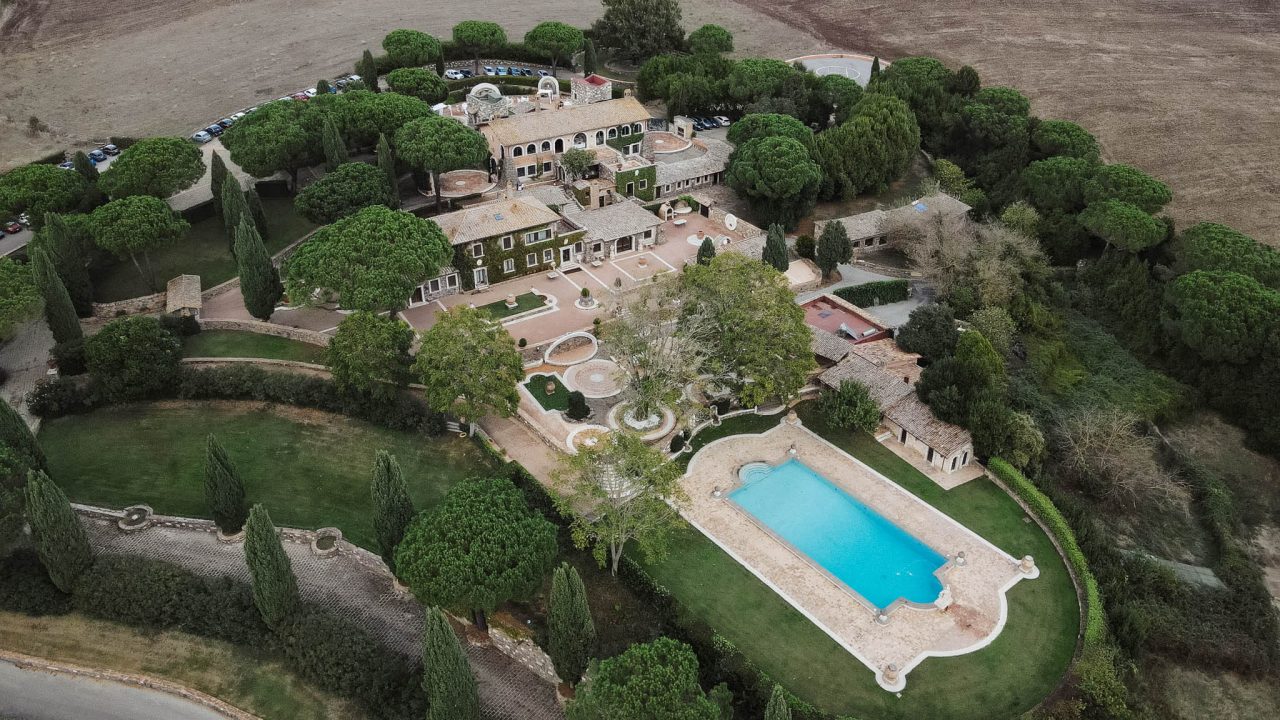 Tenuta di Ripolo Veduta aerea di una location per matrimoni immersa nel verde con piscina e spazi eleganti – reportage fotografico di matrimonio